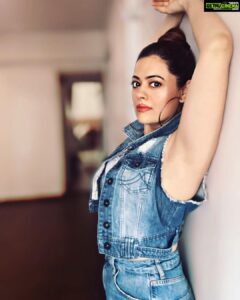 Shruti Sodhi Instagram - Break into a dance every now and then 💃🏻 stop to listen to music every now and then 🎶 throw your hands up in the air and watch the world go by every now and then🚦🌟 #lifedoneright #shrutisodhi