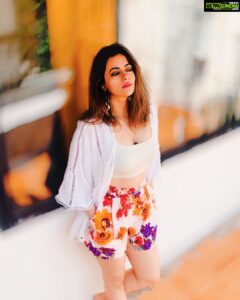 Shruti Sodhi Instagram - Wearing my holiday look on a weekday till the weekday becomes a holiday 🏖  #shrutisodhi #holidaydreamingalready
