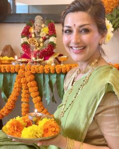 Sonali Bendre Instagram - This year more than ever, with the arrival of Bappa, I hope for new beginnings for everyone! 
I’m going to miss all the visits from friends & family at home for Bappa’s Darshan. But, I know we’ll find a way to adapt to the current situation yet still retain the true essence of Ganesh Chaturthi.

#HappyGaneshChaturthi

गणेश चतुर्थी च्या हार्दिक शुभेच्छा 
गणपती बाप्पा मोरया 🙌🏼