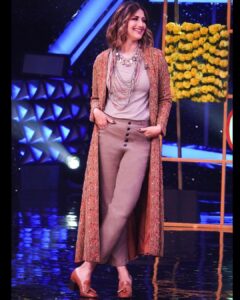 Sonali Bendre Instagram - Some things age better… I’m talking about my jacket here 😜

I wore this beautiful jacket from @rohitbalofficial at least 2 decades ago and I’m so glad I could wear it again!

#Vintage #reuse #reuserevolution #upcycledclothing #oldisgold