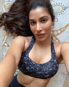 Sophie Choudry Instagram - Oh hi again Workouts from Home😏 

#lockdowndiaries #lockdownworkouts #mumbailockdown #onlineworkouts #workoutfromhome #fitness #wellness #fitnessgoals #sophiechoudry #fitisthenewskinny #pilates #pilatesgirl #tuesdayvibes 

Mat @shakti__warrior