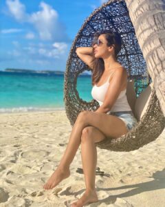 Sophie Choudry Instagram - If I’m not on it, I’m dreamin it 🏝 

#islandgirl #beachlover #beachlife #ocean #perfectview #daydreamer #glowgetter #tuesdayvibes #positivevibesonly