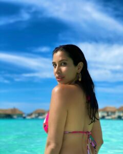Sophie Choudry Instagram - Ready to leave you behind 2020.. 

#livingmybestlife  #wanderlust #positivevibesonly #maldives #tuesdaythoughts #goodvibes #islandgirl #beachlife #nofilterneeded #ocean #baglionimaldives #sophiechoudry 

🏝 @baglioniresortmaldives 
@travmasters_ @oneaboveglobal 
Earrings @so_fetch_love  @tanimakhosla 
Mia complice, all in one @ambereen01 💜