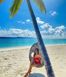 Sophie Choudry Instagram - Sundaze😎🏝 

 #sundaze #sundayfunday #nofilterneeded #sunkissed #beach #travel #beachlife #beachbaby #islandgirl #sophiechoudry #baglionimaldives #maldives