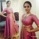 Sreemukhi Instagram – Royalty! The lovely neck pieces! Recent outfit that I wore for SSC Zee by @rekhas_couture Kirthana! She’s my favourite 😍 #designeroutfitdiaries #SSC #Zee #Royalty #neckpieces ☺️😄