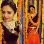 Sreemukhi Instagram – Who all watched Bhale chance le Dusshera special? This super desi look is by Kirthana Rekha’s House Of Coutures! I love the jewellery, Koppu, mallepoolu!! #Bhalechancele #Dusshera #designeroutfitdiaries #mallepoolu #koppu #telugustyle 😍☺️😁