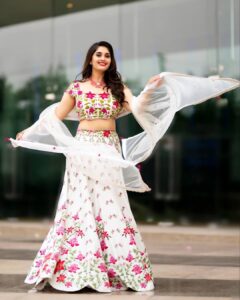 Surabhi Instagram - For #zeetelugukutumbamawards2021 
🌸🌸🌸
Styled by @officialanahita
Outfit: @keerthikadireofficial 
Jewellery: @fashionjewellery_21 
Captured 📸: @v_capturesphotography