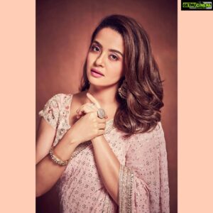 Surveen Chawla Instagram - Diwali 💥🌸💗 Outfit by @Dollyjstudio
Jewellery by @Anmoljewellers  @Gehnajewellers1
Styled by @wardrobist  @nidasshah  HMU: @harryrajput64 📸 @ravindupatilphotography