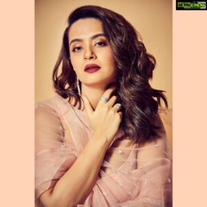 Surveen Chawla Instagram - And let the festivities begin!!!🌸💥 Outfit @avvantikaaparwani  Accessories @gehnajewellers1 
Styled by: @Wardrobist  @nidasshah  Make up: @ajayvrao721  Hair: @gohar__shaikh 📸 @ravindupatilphotography