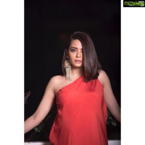 Surveen Chawla Instagram - And some more from last night ❣️Custom Outfit @deme_love_
Jewellery @minerali_store 
Styled by @sukritigrover @style.cell  Hmu @harryrajput64 
Clicked by @rishabhkphotography