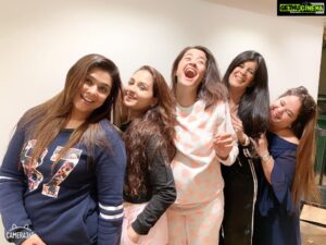 Surveen Chawla Instagram - Hahahahahahahahahahahahahahahahahahahahahahaha 🤣🤣🤣🤣🤣🤣🤣 and all hearts 💕 🤣🤣🤣🤣🤣🤣🤣 #candid 📸 @sharadkelkar @gazala24 @iamnehap @meghnachitalia @keertikelkar @vishasuchde @bunnysanghavi @umitaishika  Pic Courtesy : #candid by @faisal_miya__photuwale