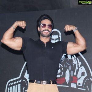 Thakur Anoop Singh Instagram - Here’s some memories from another glorious event of @infinityavengersgym ‘s new branch opening at Ahmedabad last night! 

What a crowd, what an energy felt! Sincere thanks to every one who came out to meet me and apologies for not being able to click pictures with literally ALL (I did click pictures with 200 people though) 

Madhav, Mayur, Parag, Sagar all the best for the venture!! 

Love. #Thakuranoopsingh 
managed by @sagarjustcelebrity 
Make up : @makeoversbybasantjha
