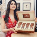 Vaani Kapoor Instagram – Sometimes, even our skin needs a wake-up boost! I love to start my day with a cup of coffee and @stbotanica.india’s premium coffee range ☕ And now, you can get the complete collection in this exclusive gift box autographed by me! So don’t wait, get your hands on the full range today at www.stbotanica.in. And as a special treat, you can now get 20% off on all your purchases! Just add coupon code Vaani20 for super savings!

#stbotanica #stbotanicaindia #becauseyouarebeautiful