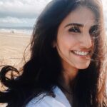 Vaani Kapoor Instagram - Tune in happiness 📻 ☀️ 🏝 ... #shootlife 🎬