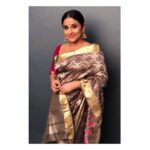 Vidya Balan Instagram - Stepped out in a Saree by @s_singhanias Hair by @bhosleshalaka Make Up by @shre20 Styling by @who_wore_what_when .