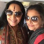 Vidya Balan Instagram - With the spunky Ila ji on flight..Nigodi kaisi personality hain...👌!!