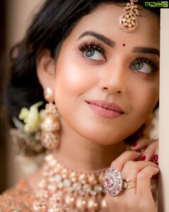 Vidya Pradeep Instagram - 🧡☺️ Makeup&hair : @vijiknr Jewelery: @bronzerbridaljewellery Saree: @kuzhalisilk Blouse : @moksh_blouse_studio Photography: @camerasenthil
