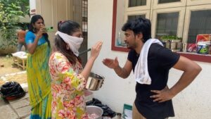 Vijayalakshmi Instagram - 5kg mutton biryani ku nanga rendu perum senthu evlo thanni oothunom theriyuma?
Engalukkey theriyathu 😐
biryani Epdi vanthuchu theriyum a 💁‍♀️
video coming soon in my YT channel! 
Presenting you.. 
@niranjani_ahathian bday special.. 
“THAARU MAARU BIRYANI!”
By chef @desinghperiyasamy and chef vg! 
STAY TUNED ♥️
