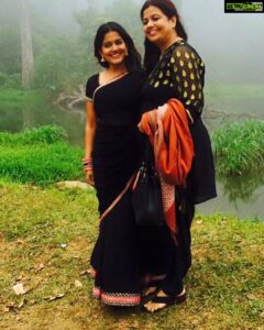 Vishakha Singh Instagram - Beautiful memories from #Munnar when I was filming there ❤️
5 years ago ..
With my dear @jennifersudarshan 

The pandemic has changed all of us. The way we work, the way we socialise ..our priorities and outlook towards life have changed. 

But one thing that has remained constant is rock solid friendships. 

Can’t wait to travel again and visit my best friends and loved ones .. 🇨🇦🇮🇹🇺🇸🇮🇳🇸🇬🇪🇺🇬🇧

Until then - we mask up, maintain distance, get vaccinated.