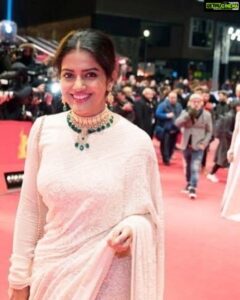 Vishakha Singh Instagram - Throwback to a fantastic #valentinesday at the #RedCarpet of the @berlinale ..
It was 1 degree celcius but the josh was high :)
.
.
.
#memories #nostalgia #berlinale2021 #berlinale #berlinefilmfestival #saree #indian #cinema #filmfestival #Worldcinema #Art 

Pic : @vaishalisingh1009