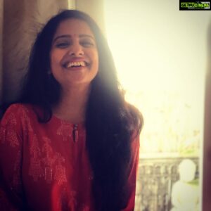 Vishakha Singh Instagram - To creating more memories and doubling the laugh lines ..cheers! 

Pic credit @priyawajanand 
.
.
.
#Indian #indianwear #throwback #chennai #actors #friends #fun #laughter #happy #memories #smilemore #laugh #life #experiences