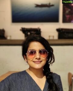 Vishakha Singh Instagram - Choose the rose tint. 
Life is prettier then. 
.
.
.
#sundayvibes #sundaymood☀️ #musings #rayban #sundaymotivation #Freekagyaan #Life #rosetintedglasses