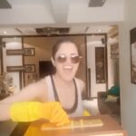 Yuvika Chaudhary Instagram - Guys stay safe .... quarantine time with DJ @yuvikachaudhary . All the corona Party instructions in video.. Featuring:- DJ @princenarula and DJ @arunsharmaax #yuvikachoudhary #princenarula😘 #privikaforever #gocorona #staysafe #helpeachother #instagood #stayclean #instagood. Plz be safe 👏 n keep every one safe 👏✌️ and don’t panic this will go away soon .