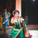 Aditi Balan Instagram - Look at those happy faces witnessing an amazing performance by Lavani women of Maharashtra. Sangeeth Bari at @playadishakti Missing the festival craziness !! Pics @the.wildvind