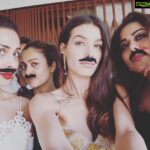 Amrita Arora Instagram - When xmas gets super weirddddd😂🙀 @bellacarlstrom @mallika_bhat @malaikaarorakhanofficial