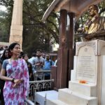 Amrita Rao Instagram - THACKREY PROMOTIONS... For A Girl Who walk passed this statue of Maa Saheb a zillion times in childhood...playing #MeenaTaiThackeray is a #SurrealMoment #honoured @thackeraythefilm @nawazuddin._siddiqui @uddhavthackeray @abhijitpanse Shivaji Park