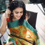Anjana Rangan Instagram - The sun kissed my face ☀️😘 Photography : Saree : @kanakadharadrapes @dilipkumar_photography MUA : @makeup_by_kez Hair : @hairstylist_rajee1111 Loaction: @meadowlaneecr Styled by @styledbyvarsh