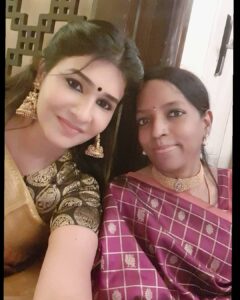 Anjena Kirti Instagram - Divine Navratri 🌺 at the❤"Maestros"❤ residence 📸: @bhavatha 
#Gollu
#puja
#spreadlove 
#GoodVibesOnly
#blessed
#KingOfMusic
#AnjenaKirti