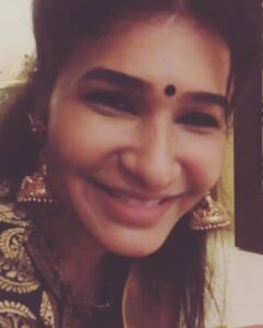 Anjena Kirti Instagram - Divine Navratri 🌺 at the❤"Maestros"❤ residence 📸: @bhavatha 
#Gollu
#puja
#spreadlove 
#GoodVibesOnly
#blessed
#KingOfMusic
#AnjenaKirti