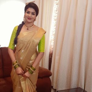 Anjena Kirti Instagram - #Pongalopongal #LoveForSaree💖 #GoldenSilkSaree #SunTV #Promotions 🙏🦋✡🕉💖💐 #chubbierdays
#Anjenakirti
Saree : @palam_silks