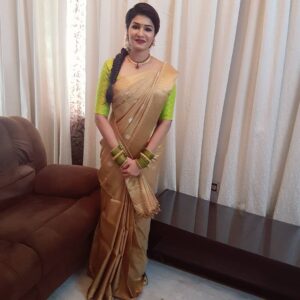 Anjena Kirti Instagram - #Pongalopongal #LoveForSaree💖 #GoldenSilkSaree #SunTV #Promotions 🙏🦋✡🕉💖💐 #chubbierdays
#Anjenakirti
Saree : @palam_silks