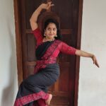 Anju Aravind Instagram - എല്ലാ ഗുരുക്കന്മാർക്കും പ്രണാമം 🙏ഗുരുത്വം എന്നത് വിദ്യ പകർന്നു നൽകുന്ന ഗുരുവിനോടുള്ള ആദരം മാത്രമല്ല കിട്ടുന്ന മൂല്യങ്ങളോടുള്ള ആദരവും കൂടിയാണിത്.ഗുരുവിൻ്റെ നൈതിക ബോധത്തിലുള്ള ശിഷ്യരുടെ തീർത്ഥയാത്ര കൂടിയാണിത്. ചിട്ടയായ ജീവിതചര്യകളിലൂടെയാണത് സാർത്ഥമാകുന്നത്. മക്കൾക്കും മീതെ ശിഷ്യനു സ്ഥാനം കൽപ്പിച്ച കുല പരമ്പരയെ ആദരിക്കുന്ന വേളയാണിന്ന്.ഗുരുവെന്ന വിശിഷ്ട പദം കയ്യാളുന്ന മഹത്തുക്കൾക്ക് *കോടി കോടി പ്രണാമം*