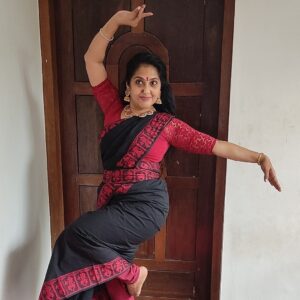 Anju Aravind Instagram - എല്ലാ ഗുരുക്കന്മാർക്കും പ്രണാമം 🙏ഗുരുത്വം എന്നത് വിദ്യ പകർന്നു നൽകുന്ന ഗുരുവിനോടുള്ള ആദരം മാത്രമല്ല കിട്ടുന്ന മൂല്യങ്ങളോടുള്ള ആദരവും കൂടിയാണിത്.ഗുരുവിൻ്റെ നൈതിക ബോധത്തിലുള്ള ശിഷ്യരുടെ തീർത്ഥയാത്ര കൂടിയാണിത്. ചിട്ടയായ ജീവിതചര്യകളിലൂടെയാണത് സാർത്ഥമാകുന്നത്. മക്കൾക്കും മീതെ ശിഷ്യനു സ്ഥാനം കൽപ്പിച്ച കുല പരമ്പരയെ ആദരിക്കുന്ന വേളയാണിന്ന്.ഗുരുവെന്ന വിശിഷ്ട പദം കയ്യാളുന്ന മഹത്തുക്കൾക്ക്
 *കോടി കോടി പ്രണാമം*