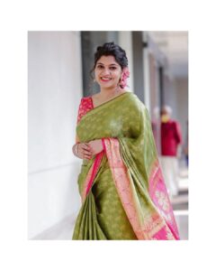 Aparna Balamurali Instagram - Thank you my darling @reshmi_.sreedharan for making me look my best❤️

Make up : @reshmi_.sreedharan @touchbysire 
Pic 1 : @shabeerzyed_photography 
Pic 2 : @lightsoncreations 
Saree from my favourites @margazhidesigns ✨
Styling : @soorajskofficial 🤩