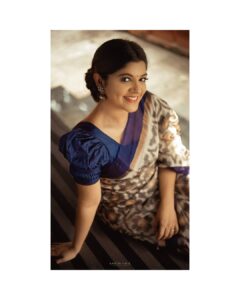 Aparna Balamurali Instagram - ✨

Beautiful saree from @madhura_boutique1 ❤️

Captured by my favourites @_meraki.photography_ 📸

Jhumka from @anastoriesonline ❤️ 
Choker from @madhura_boutique1
MUAH : @ashna_aash_