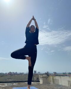 Aparna Balamurali Instagram - I never thought I would step into the world of Yoga. And that was one of the best decisions. But I’m beyond blessed to be in the right hands 🙏
If I’m doing at least so much, it’s all because of my Guru @tara_sudarsanan ❤️

#internationalyogaday