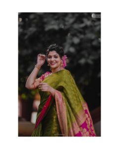 Aparna Balamurali Instagram - Thank you my darling @reshmi_.sreedharan for making me look my best❤️

Make up : @reshmi_.sreedharan @touchbysire 
Pic 1 : @shabeerzyed_photography 
Pic 2 : @lightsoncreations 
Saree from my favourites @margazhidesigns ✨
Styling : @soorajskofficial 🤩
