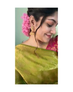 Aparna Balamurali Instagram - Thank you my darling @reshmi_.sreedharan for making me look my best❤️

Make up : @reshmi_.sreedharan @touchbysire 
Pic 1 : @shabeerzyed_photography 
Pic 2 : @lightsoncreations 
Saree from my favourites @margazhidesigns ✨
Styling : @soorajskofficial 🤩
