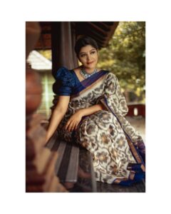 Aparna Balamurali Instagram - ✨

Beautiful saree from @madhura_boutique1 ❤️

Captured by my favourites @_meraki.photography_ 📸

Jhumka from @anastoriesonline ❤️ 
Choker from @madhura_boutique1
MUAH : @ashna_aash_
