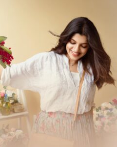 Aparna Balamurali Instagram - @_meraki.photography_ ❤️❤️

Top : @zara 
Beautiful floral pleated skirt from @maira__vogue ✨