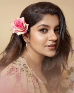 Aparna Balamurali Instagram - 🌸

PC: @_meraki.photography_ 
Wearing @maira__vogue
MUAH : Yours truly✨