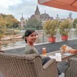 Aparnaa Bajpai Instagram - This is by far the best place to sit and have a drink😍 #travel #glocalchild #budapest #mytravelstories #traveller Széchenyi fürdő