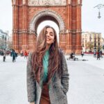 Aparnaa Bajpai Instagram - 🙋🏽‍♀️ Don’t be scared to feel like a fool and stumble-tumble in life to learn a little bit life. :-#wordsbyaparnaa "A fool thinks himself to be a wiseman, but a wiseman knows himself to be a fool" :~ William Shakespeare . . . #spain #barcelonaspain #travel #winterbeach #travelgram Barcelona, Spain