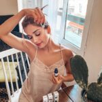 Aparnaa Bajpai Instagram - Thank God I realized I am not Old🥵 This post is going to help a lot of people who are suffering with aging, discolored & lifeless skin. In my case, wrinkles started appearing for last 2 years. Well, 'aging beautifully' is a kind affirmation for self care but not when you’re only too young for it:p & when it’s extremely unhealthy for your skin to bear the amount of stress you put on it. • I learned, It was only that my skin was dehydrated and getting extremely exhausted from day to day wear and tear. Our daily moisturizers don’t seep inside the outer layer of the skin & a concentrated OIL blend to target my skin concerns, is all I needed. • @vedicline ANTI-WRINKLE BLEND (with sandalwood & orange oil) worked wonders on the laughing lines which were getting deeper and eased them out magically. Wow! That’s how a worked out machine needs oiling. And contrary to what many believe about an oily skin leading to pimples; extreme dehydration & dry skin causes pimples too. Hence; oiling🤷🏻‍♀️ • I also tried the ANTI-ACNE BLEND by @vedicline Just a small drop of Tea-tree & Lavender oil on those tiny pimples you get right before sleep & Voila! they dried up overnight. • @vedicline ANTI-PIGMENTATION Blend is another gem I have found. With Rosemary & bergamot oil, a direct apply on the target discolored/pigmented spot is a great start. OR, you can also do something which I really like experimenting with. Blend the oils of your choice in your regular face cream and just apply all over. You’re Welcome 👅 Try this & thank me later😘💃❤️ • PS: the @vedicline Oil-Blends are 💯% natural, just like you’re using your grandma’s Nuska derived from age-old Ayurvedic science. It’s sooooo good to get back to basics. . . . #vedicline #antiwrinkle #antipigmentation #antiacne #oilblends #essentialoils #faceoil #natural #acne #wrinkle #skin #dehydratedskin #oilblends #rosemaryoil #rosemary #teatree #teatreeoil #lavender #lavenderoil #orange #orangeoil #sandalwood #bergamot #antiaging Paris - França