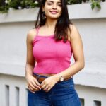 Ashna Zaveri Instagram - Sometimes the negative labels we carry are put on us from people that hardly know the depth us ,how we feel about ourselves or the lies we’ve believed . However let LOVED be the only label we carry , that’s what we truly are ,not the perception of others but our true self ❤️ #lovealways #motivational #letgo #inspirational #sundaymotivation #ashnazaveri Cafe @javaphile.in