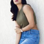 Ashna Zaveri Instagram - Your focus determines your reality. 3 techniques i use are - •Ichigiyo Zammai (focusing on one task at a time) •Embracing Boredom (not getting distracted by gadgets letting my mind just be ) •Meditation (inhale-exhale for atleast 20 mins ) #focused #mindtricks #awareness #inspiring #sundaymotivation #ashnazaveri Café - @thebodega_atperrycross